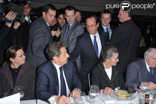 François Hollande à l'approche pour saluer Nicolas Sarkozy au dîner du CRIF, à Paris, le 8 février 2012.