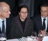Nicolas Sarkozy arrive au dîner du CRIF à Paris, le 8 février 2012. Il est accompagné de Noam et Aviva Shalit, les parents de l'ex-otage franco-israélien Gilad Shalit, retenu captif pendant plus de cinq ans à Gaza par le Hamas et libéré le 18 octobre dernier.