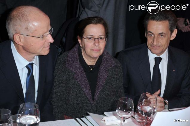 Nicolas Sarkozy arrive au dîner du CRIF à Paris, le 8 février 2012. Il est accompagné de Noam et Aviva Shalit, les parents de l'ex-otage franco-israélien Gilad Shalit, retenu captif pendant plus de cinq ans à Gaza par le Hamas et libéré le 18 octobre dernier.