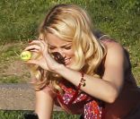 Amber Heard prend son chien en photo lors d'un après-midi dans un parc à Los Angeles, le 8 février 2012.