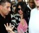Selena Gomez tente de se frayer un chemin à l'aéroport de Buenos Aires, en Argentine, le vendredi 10 février 2012.