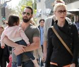 Katherine Heigl, son époux Josh et leur fillette Naleigh, à Los Angeles. 11 février 2012