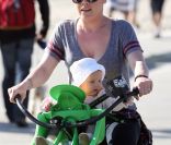 Pink s\'offre une balade à vélo avec sa fille sur le siège bébé, le jeudi 2 février 2012, à Venice Beach.