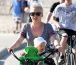 Pink s\'offre une balade à vélo avec sa fille sur le siège bébé, le jeudi 2 février 2012, à Venice Beach.