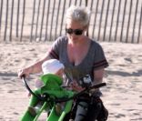 Pink s\'offre une balade à vélo avec sa fille sur le siège bébé, le jeudi 2 février 2012, à Venice Beach.