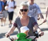 Pink s\'offre une balade à vélo avec sa fille sur le siège bébé, le jeudi 2 février 2012, à Venice Beach.