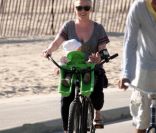 Pink s\'offre une balade à vélo avec sa fille sur le siège bébé, le jeudi 2 février 2012, à Venice Beach.