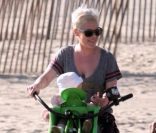 Pink s\'offre une balade à vélo avec sa fille sur le siège bébé, le jeudi 2 février 2012, à Venice Beach.