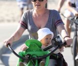 Pink s\'offre une balade à vélo avec sa fille sur le siège bébé, le jeudi 2 février 2012, à Venice Beach.
