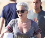 Pink s\'offre une balade à vélo avec sa fille sur le siège bébé, le jeudi 2 février 2012, à Venice Beach.
