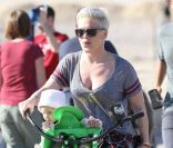 Pink s\'offre une balade à vélo avec sa fille sur le siège bébé, le jeudi 2 février 2012, à Venice Beach.