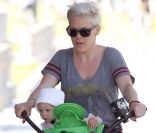 Pink s\'offre une balade à vélo avec sa fille sur le siège bébé, le jeudi 2 février 2012, à Venice Beach.