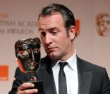 Jean Dujardin et son prix d'inteprétation lors de la cérémonie des BAFTA le 12 février 2012