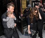 Victoria et David Beckham sortent d'un restaurant à New York le 12 février 2012 en marge de la Fashion Week new-yorkaise avec leur adorable fille Harper 
