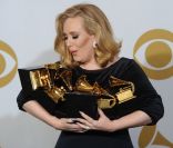 La chanteuse Adele saluée et largement récompensée lors des Grammy Awards