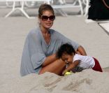 Doutzen Kroes : moment complice avec son fils Phyllon le 14 février 2012 à Miami<br />