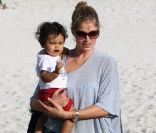 Doutzen Kroes et son fils Phyllon à la plage à Miami le 14 février 2012<br />
