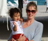 Doutzen Kroes à la plage à Miami avec son adorable fiston Phyllon