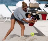 Doutzen Kroes joueuse et attendrie à la plage à Miami avec son adorable fiston Phyllon