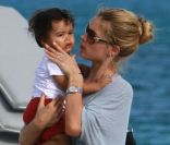 Doutzen Kroes à la plage à Miami avec son adorable fiston Phyllon