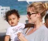 Doutzen Kroes à la plage à Miami avec son adorable fiston Phyllon