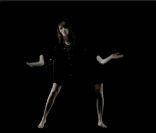 Le corps de la Grande Sophie existe au rythme de sa chanson <em>Ne m\'oublie pas</em> dans le clip réalisé par Valérie Pirson. Ne m\'oublie pas, extrait de l\'album <em>La Place du fantôme</em>, sorti le 13 février 2012.