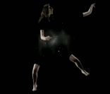 Le corps de la Grande Sophie existe au rythme de sa chanson <em>Ne m\'oublie pas</em> dans le clip réalisé par Valérie Pirson. Ne m\'oublie pas, extrait de l\'album <em>La Place du fantôme</em>, sorti le 13 février 2012.