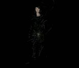 Le corps de la Grande Sophie existe au rythme de sa chanson <em>Ne m\'oublie pas</em> dans le clip réalisé par Valérie Pirson. Ne m\'oublie pas, extrait de l\'album <em>La Place du fantôme</em>, sorti le 13 février 2012.