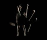 Le corps de la Grande Sophie existe au rythme de sa chanson <em>Ne m\'oublie pas</em> dans le clip réalisé par Valérie Pirson. Ne m\'oublie pas, extrait de l\'album <em>La Place du fantôme</em>, sorti le 13 février 2012.