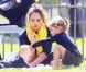 Jessica Alba, épanouie et heureuse auprès de ses filles dans un parc de Los Angeles. Le 18 février 2012