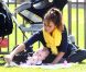 Jessica Alba, épanouie et heureuse auprès de ses filles dans un parc de Los Angeles. Le 18 février 2012