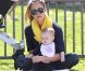 Jessica Alba profite de ses filles Honor et Haven à l'occasion d'une sortie en famille dans un parc de Los Angeles le 18 février 2012