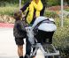 Jessica Alba profite de ses filles Honor et Haven à l'occasion d'une sortie en famille dans un parc de Los Angeles le 18 février 2012