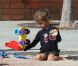 Jessica Alba profite de ses filles Honor et Haven à l'occasion d'une sortie en famille dans un parc de Los Angeles le 18 février 2012