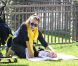 Jessica Alba profite de ses filles Honor et Haven à l'occasion d'une sortie en famille dans un parc de Los Angeles le 18 février 2012