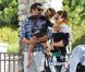 Jessica Alba et son époux lors d'une sortie en famille dans un parc de Los Angeles le 18 février 2012