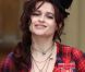 Helena Bonham Carter, vêtue d'une robe en tartan signée Vivienne Westwood, recevait le 22 février 2012 à Buckingham Palace les insignes de commandeur dans l'ordre de l'empire britannique, des mains de sa Majesté la reine Elizabeth II.