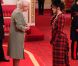 Sa majesté la reine Elizabeth II a remis les insignes de commandeur dans l'ordre de l'empire britannique à Helena Bonham Carter, vêtue d'une robe en tartan signée Vivienne Westwood, le 22 février 2012 à Buckingham Palace.