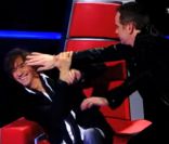 Les jurés sont sous le charme de Louis dans The Voice. Garou et Louis Bertignac se taquinent le 25 février 2012 sur TF1 