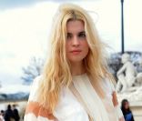 Cécile Cassel, lumineuse pour assister au défilé Chloé à l\'Espace Éphémère du Jardin des Tuileries. Paris, le 5 mars 2012.