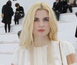 L\'actrice Cécile Cassel au défilé Chloé dans l\'Espace Éphémère du Jardin des Tuileries. Paris, le 5 mars 2012.