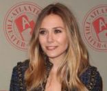 Elizabeth Olsen : Souriante et charmeuse devant T.R. Knight