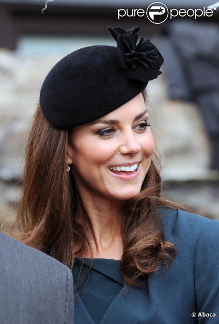 La reine Elizabeth II et la duchesse de Cambridge, sublime, en visite à Leicester écoutent un discours de bienvenue puis assistent à un défilé de mode, le 8 mars 2012