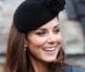 La reine Elizabeth II et la duchesse de Cambridge, sublime, en visite à Leicester écoutent un discours de bienvenue puis assistent à un défilé de mode, le 8 mars 2012