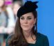 La reine Elizabeth II et la duchesse de Cambridge en visite à Leicester écoutent un discours de bienvenue puis assistent à un défilé de mode, le 8 mars 2012