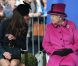 La reine Elizabeth II et la duchesse de Cambridge en visite à Leicester écoutent un discours de bienvenue puis assistent à un défilé de mode, le 8 mars 2012