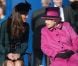 La reine Elizabeth II et la duchesse de Cambridge en visite à Leicester écoutent, complices, un discours de bienvenue puis assistent à un défilé de mode, le 8 mars 2012