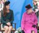 La reine Elizabeth II et la duchesse de Cambridge en visite à Leicester écoutent un discours de bienvenue puis assistent à un défilé de mode, le 8 mars 2012