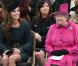 La reine Elizabeth II et la duchesse de Cambridge en visite à Leicester écoutent un discours de bienvenue puis assistent à un défilé de mode, le 8 mars 2012