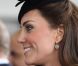 La reine Elizabeth II et la duchesse de Cambridge s'offrent un bain de foule à Leicester, le 8 mars 2012